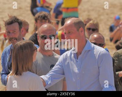 SAR le Prince William rend visite à Nansledan et à son projet de logement pour sans-abri qui sera créé sur un terrain donné par son duché de Cornouailles, visitant également des groupes de sauvetage RNLI et Beach Surf de Newquay et Holywell Bay à Fistral Beach Newquay à Cornwall, au Royaume-Uni. 09 mai 2024, Robert Taylor/ Alamy Live News. Banque D'Images