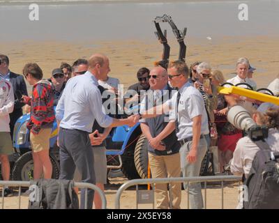 SAR le Prince William rend visite à Nansledan et à son projet de logement pour sans-abri qui sera créé sur un terrain donné par son duché de Cornouailles, visitant également des groupes de sauvetage RNLI et Beach Surf de Newquay et Holywell Bay à Fistral Beach Newquay à Cornwall, au Royaume-Uni. 09 mai 2024, Robert Taylor/ Alamy Live News. Banque D'Images