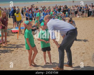 SAR le Prince William rend visite à Nansledan et à son projet de logement pour sans-abri qui sera créé sur un terrain donné par son duché de Cornouailles, visitant également des groupes de sauvetage RNLI et Beach Surf de Newquay et Holywell Bay à Fistral Beach Newquay à Cornwall, au Royaume-Uni. 09 mai 2024, Robert Taylor/ Alamy Live News. Banque D'Images