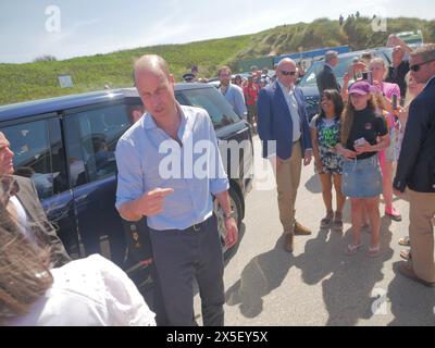 SAR le Prince William rend visite à Nansledan et à son projet de logement pour sans-abri qui sera créé sur un terrain donné par son duché de Cornouailles, visitant également des groupes de sauvetage RNLI et Beach Surf de Newquay et Holywell Bay à Fistral Beach Newquay à Cornwall, au Royaume-Uni. 09 mai 2024, Robert Taylor/ Alamy Live News. Banque D'Images