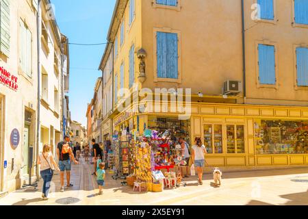 L'une des nombreuses rues et ruelles typiques de cafés et de boutiques colorés dans la ville historique de Saint-Rémy-de-Provence lors d'une belle journée d'été. Banque D'Images