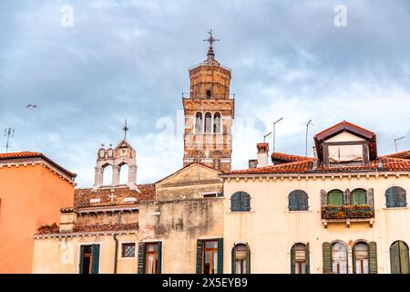 Campo Santo Stefano est une place de la ville près du Ponte dell'Accademia, dans le sestiere de San Marco, Venise, Italie. Banque D'Images