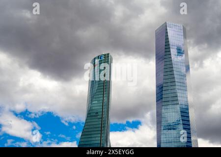 Tour Espacio et tour cristal contre ciel nuageux. CTBA, Madrid, Espagne. Banque D'Images