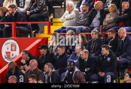 Le propriétaire de Milton Keynes dons, Pete Winkelman, dans les tribunes lors de la demi-finale de la Sky Bet League Two, match de première manche au Broadfield Stadium, Crawley. Date de la photo : mardi 7 mai 2024. Banque D'Images