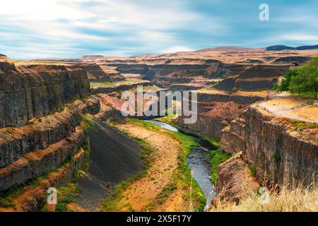 Vue depuis le point de vue du sentier au-dessus du parc national du canyon et de la rivière de Palouse Falls pendant l'été dans l'État de Washington, États-Unis Banque D'Images