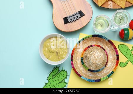 Composition de pose plate avec chapeau sombrero mexicain sur fond de couleur Banque D'Images