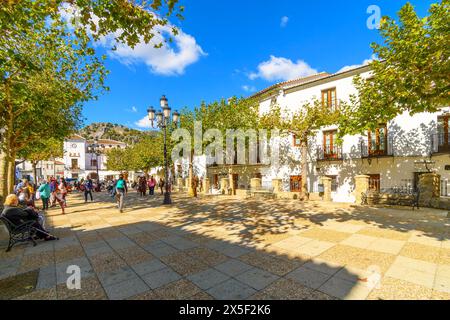 Une Plaza de Espana animée avec les familles profitez d'une journée d'automne ensoleillée dans le village blanc andalou de Grazalema. Banque D'Images