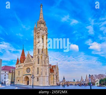 Emblématique église gothique Matthias devant le bastion des pêcheurs sur la place de la Sainte Trinité, Budapest, Hongrie Banque D'Images