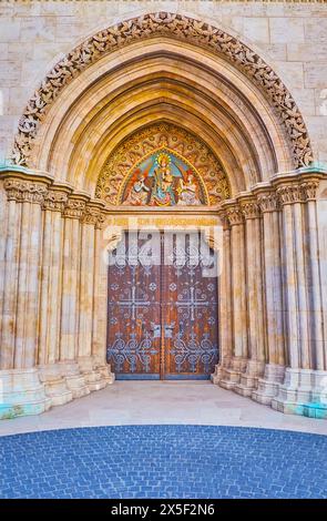 La porte avant en pierre sculptée de l'église Matthias, décorée de colonnes murales et de sculptures de la Vierge Marie et des anges, Budapest, Hongrie Banque D'Images