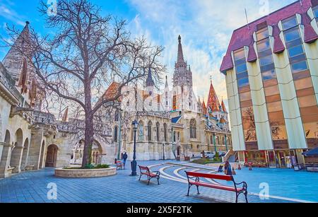 Église gothique Matthias avec toiture en tuiles Zsolnay ornée, place de la Sainte Trinité, Budapest, Hongrie Banque D'Images