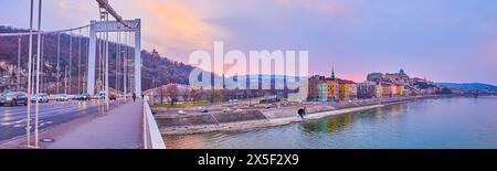 Le panorama du coucher du soleil sur le quartier de Taban, le château de Buda et le Danube depuis le pont Elisabeth, Budapest, Hongrie Banque D'Images