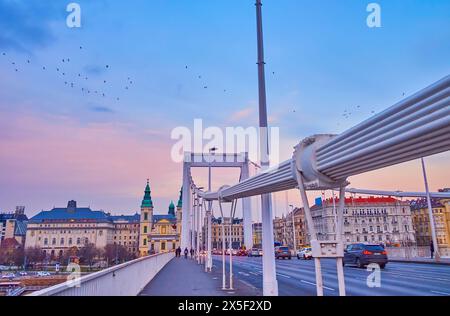 La promenade sur le pont Elisabeth avec une vue sur les maisons historiques et l'église de la ville intérieure du quartier de Pest, Budapest, Hongrie Banque D'Images