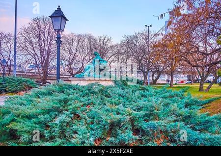 Le monument en bronze à Elizabeth Reine de Hongrie (impératrice Elisabeth) au milieu des lits de jardin sur la place Dobrentei, Budapest, Hongrie Banque D'Images