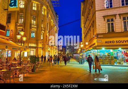 BUDAPEST, HONGRIE - 3 MARS 2022 : la ligne de restaurants, dîners en plein air et boutiques touristiques sur Vaci Street, Budapest, Hongrie Banque D'Images