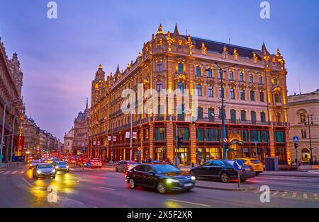 BUDAPEST, HONGRIE - 3 MARS 2022 : Palais Clotilde dans la soirée rue Lajos Kossuth dans les lumières du soir, Budapest, Hongrie Banque D'Images