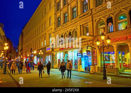 BUDAPEST, HONGRIE - 3 MARS 2022 : faites une promenade en soirée sur la rue commerçante populaire Vaci, Budapest, Hongrie Banque D'Images