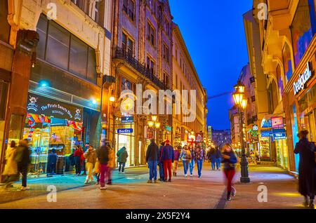 BUDAPEST, HONGRIE - 3 MARS 2022 : la ligne de maisons historiques et de magasins touristiques sur la rue Vaci, Budapest, Hongrie Banque D'Images