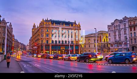 BUDAPEST, HONGRIE - 3 MARS 2022 : la circulation lente et la ligne des bâtiments historiques, y compris Clotilde Palaces sur la rue Lajos Kossuth, Bu Banque D'Images