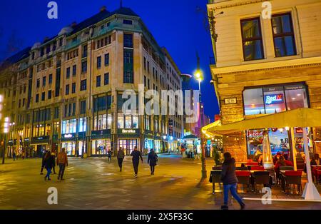 BUDAPEST, HONGRIE - 3 MARS 2022 : la place Vorosmarty illuminée à Pest avec des boutiques de marque et des magasins touristiques, Budapest, Hongrie Banque D'Images