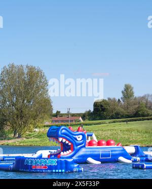 Gonflable en forme de dragon dans l'Aquapark à Rutland Water Reservor, Angleterre. Banque D'Images