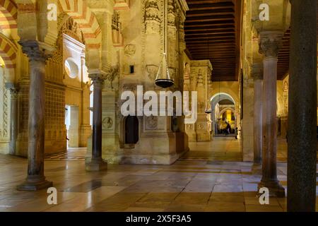 Intérieur de la salle de prière Hypostle ornée et voûtée de la grande mosquée Cathédrale Mezquita dans la ville médiévale de Cordoue, Espagne, Andalousie Banque D'Images
