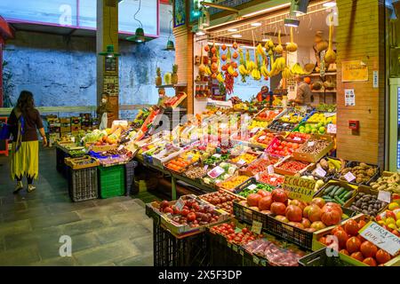 Un marché coloré de fruits et légumes dans le marché intérieur Triana, ou Mercado de Triana à Séville en Espagne. Banque D'Images