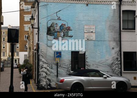 Ski mural peint sur le côté d'Une maison à Reece Mews Kensington Londres Angleterre Banque D'Images