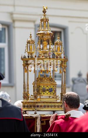 Bruges, Belgique. 09 mai 2024. Cette photo montre la procession du Saint sang (Heilige Bloedprocessie - procession Saint-sang), le jeudi 09 mai 2024 à Bruges. Pendant la procession, la relique du Saint-sang est transportée de la basilique Saint-sang à la cathédrale Saint-Sauveur en passant par le centre-ville de Bruges. BELGA PHOTO KURT DESPLENTER crédit : Belga News Agency/Alamy Live News Banque D'Images