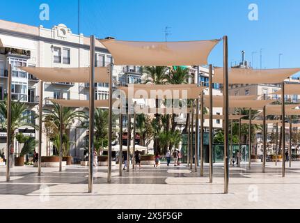 Plaza de la Reina (place de la Reine) avec les auvents, mis en place à différentes hauteurs pour assurer la visibilité de la place, qui protègent les piétons de t Banque D'Images