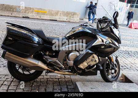 Porto, Portugal - 23 novembre 2023 : BMW K 1600 GT moto noire garée dans une rue à Porto, Portugal Banque D'Images