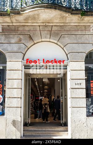 Porto, Portugal - 23 novembre 2023 : exposition d'un casier à pieds avec des gens autour d'une rue commerçante à Porto, Portugal Banque D'Images