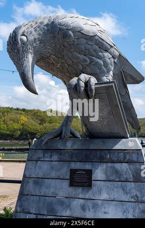 FOWEY, CORNOUAILLES, ROYAUME-UNI, 7 MAI. Isla the Rook ou Rook avec une sculpture de livre à Fowey, Cornwall le 7 mai 2024 Banque D'Images