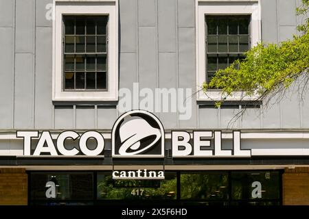 Alexandria, Virginie, États-Unis - 1er mai 2024 : vue extérieure avant de la succursale de Taco Bell dans le centre-ville Banque D'Images