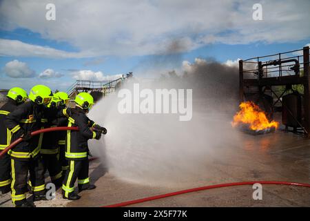 Formation des pompiers, pulvérisation d'eau en feu à la raffinerie de pétrole ineos de grangemouth Banque D'Images
