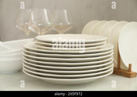 Nettoyez les assiettes, les bols et les verres sur la table en marbre blanc Banque D'Images