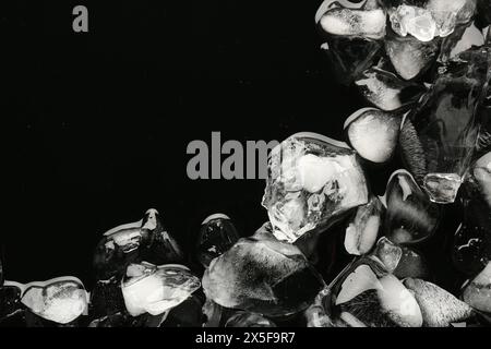 Morceaux de glace pilée sur fond noir Banque D'Images