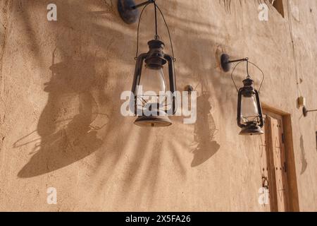 Vieux quartier historique de Dubaï. Lampes suspendues en vieux verre arabe oriental dans la boutique de souvenirs arabes colorés. Banque D'Images