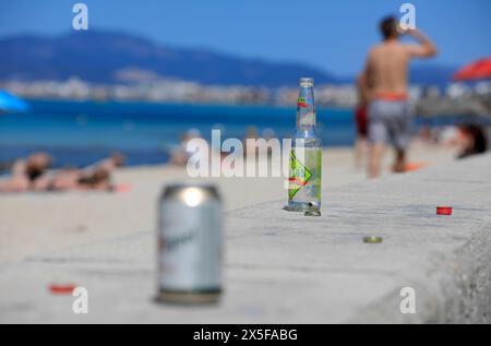 Palma, Espagne. 09 mai 2024. Des bouteilles et des canettes vides peuvent être vues sur la plage d'Arenal. Crédit : Clara Margais/dpa/Alamy Live News Banque D'Images