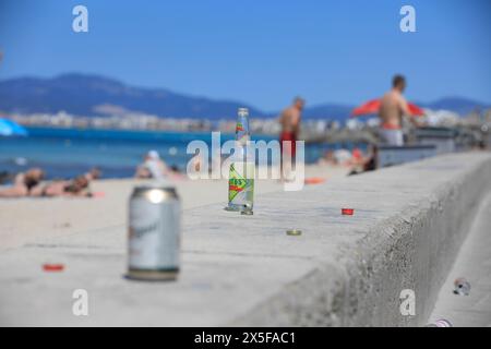 Palma, Espagne. 09 mai 2024. Des bouteilles et des canettes vides peuvent être vues sur la plage d'Arenal. Crédit : Clara Margais/dpa/Alamy Live News Banque D'Images