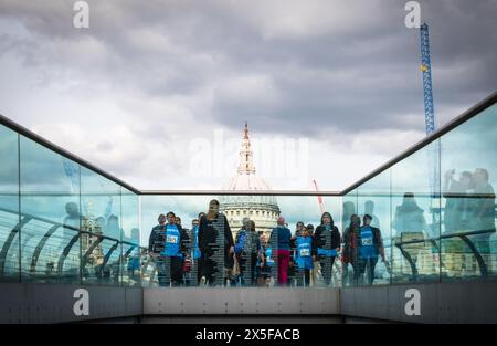 Vue vers la cathédrale St Pauls sur Millennium Bridge, Londres, Angleterre Banque D'Images