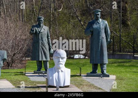 Tallin, Estonie - avril 27 2024 : statues de Staline et Lénine exposées dans le jardin du musée. Aucune personne visible Banque D'Images