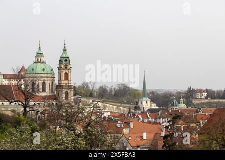 Prague, république tchèque - 3 mars 2024 : bâtiments historiques avec coupole et tour de l'église vue en hauteur. Aucune personne visible Banque D'Images