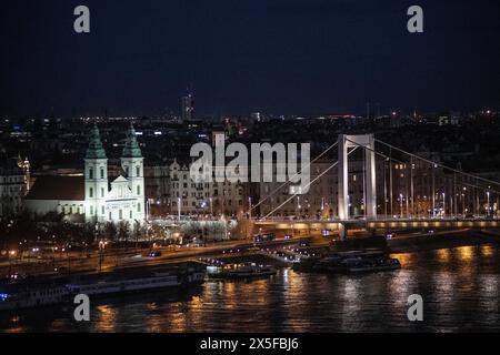 Budapest : Pont Elisabeth et l'église paroissiale principale de l'Assomption la nuit. Hongrie Banque D'Images