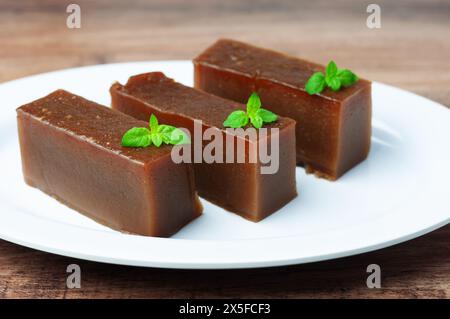 Kuih Talam Gula Merah ou gâteau au sucre de palme cuit à la vapeur dessert malaisien Banque D'Images