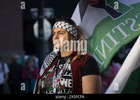 Portland, États-Unis. 08 mai 2024. Les manifestants pro-palestiniens se rassemblent devant une réunion de la Commission du comté de Multnomah le 8 mai 2024 à Portland, Oregon, pour protester contre ce qu'ils affirment être l'investissement du comté de Multnomah avec Amazon ; ils affirment que la société est pro-sioniste. (Photo de John Rudoff/Sipa USA) crédit : Sipa USA/Alamy Live News Banque D'Images