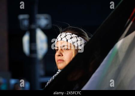 Portland, États-Unis. 08 mai 2024. Les manifestants pro-palestiniens se rassemblent devant une réunion de la Commission du comté de Multnomah le 8 mai 2024 à Portland, Oregon, pour protester contre ce qu'ils affirment être l'investissement du comté de Multnomah avec Amazon ; ils affirment que la société est pro-sioniste. (Photo de John Rudoff/Sipa USA) crédit : Sipa USA/Alamy Live News Banque D'Images
