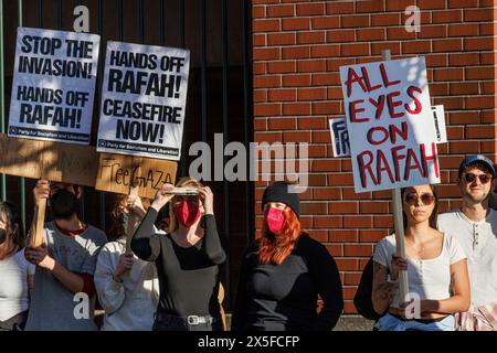 Portland, États-Unis. 08 mai 2024. Les manifestants pro-palestiniens se rassemblent devant une réunion de la Commission du comté de Multnomah le 8 mai 2024 à Portland, Oregon, pour protester contre ce qu'ils affirment être l'investissement du comté de Multnomah avec Amazon ; ils affirment que la société est pro-sioniste. (Photo de John Rudoff/Sipa USA) crédit : Sipa USA/Alamy Live News Banque D'Images