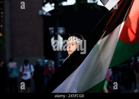 Portland, États-Unis. 08 mai 2024. Les manifestants pro-palestiniens se rassemblent devant une réunion de la Commission du comté de Multnomah le 8 mai 2024 à Portland, Oregon, pour protester contre ce qu'ils affirment être l'investissement du comté de Multnomah avec Amazon ; ils affirment que la société est pro-sioniste. (Photo de John Rudoff/Sipa USA) crédit : Sipa USA/Alamy Live News Banque D'Images