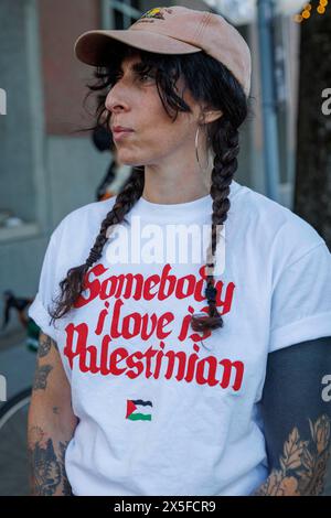 Portland, États-Unis. 08 mai 2024. Les manifestants pro-palestiniens se rassemblent devant une réunion de la Commission du comté de Multnomah le 8 mai 2024 à Portland, Oregon, pour protester contre ce qu'ils affirment être l'investissement du comté de Multnomah avec Amazon ; ils affirment que la société est pro-sioniste. (Photo de John Rudoff/Sipa USA) crédit : Sipa USA/Alamy Live News Banque D'Images