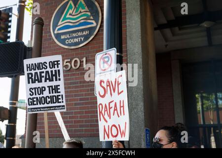 Portland, États-Unis. 08 mai 2024. Les manifestants pro-palestiniens se rassemblent devant une réunion de la Commission du comté de Multnomah le 8 mai 2024 à Portland, Oregon, pour protester contre ce qu'ils affirment être l'investissement du comté de Multnomah avec Amazon ; ils affirment que la société est pro-sioniste. (Photo de John Rudoff/Sipa USA) crédit : Sipa USA/Alamy Live News Banque D'Images